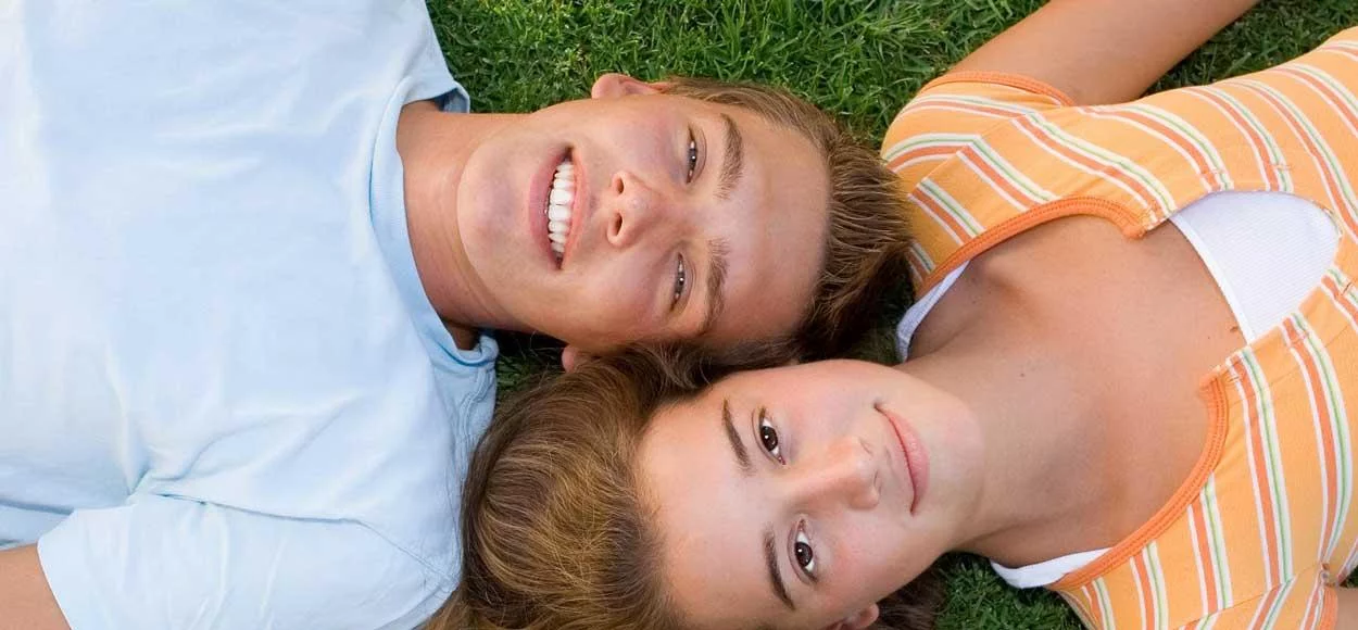 stelletje liggend in het gras