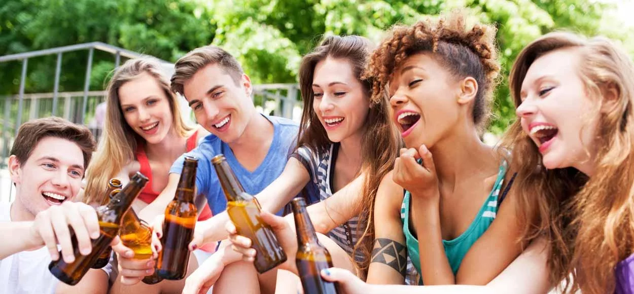 groep jongeren proost met bier
