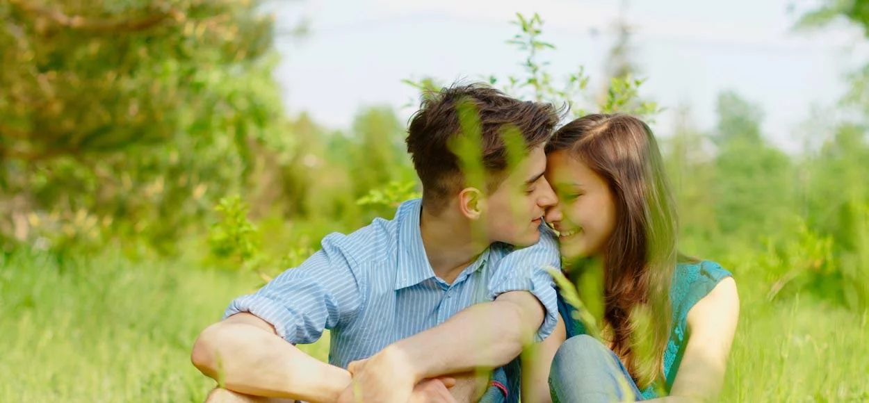 verliefd stel in het gras