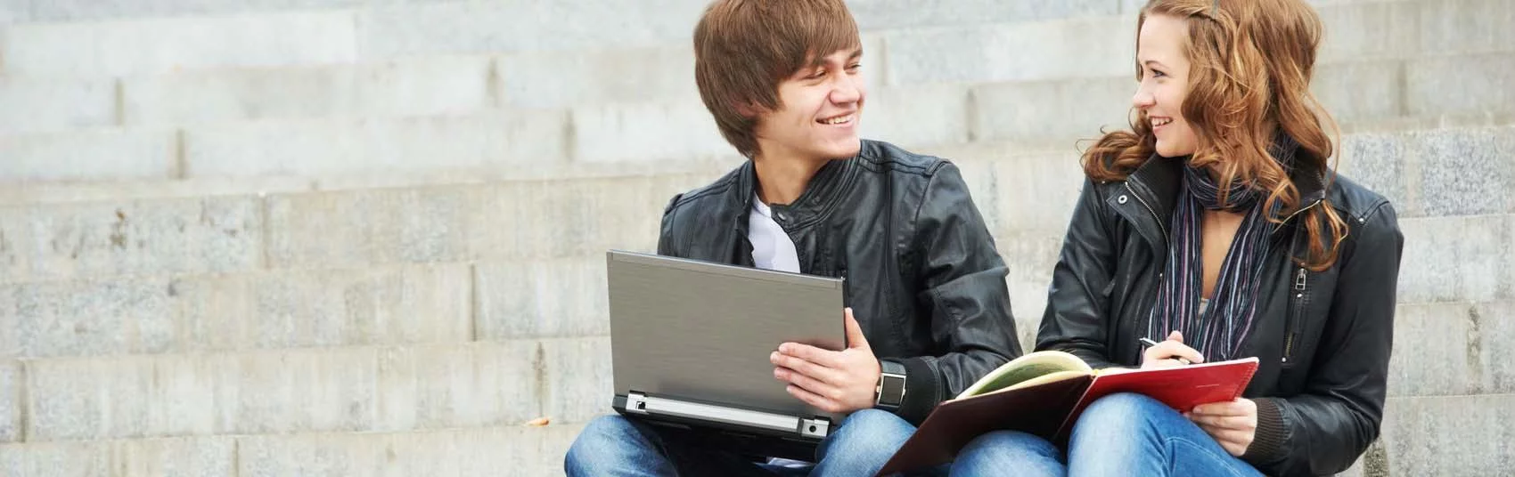 jongen en meisje met een laptop