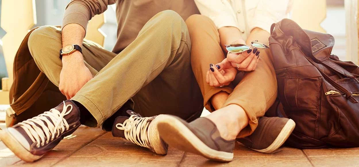 een stelletje zittend op de grond