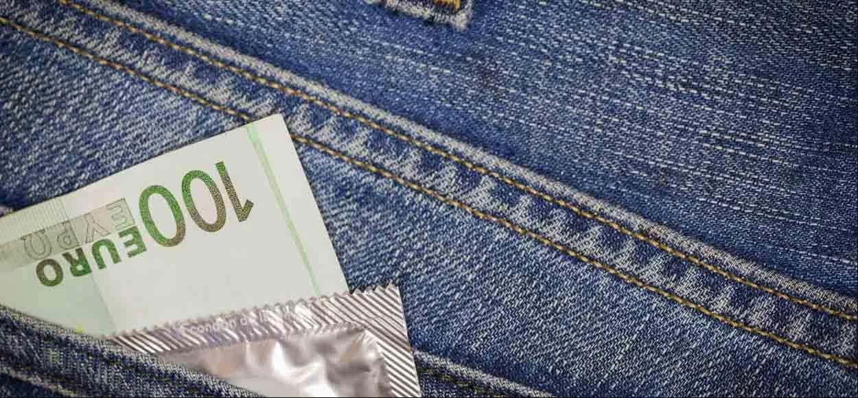 condoom en geld in broekzak