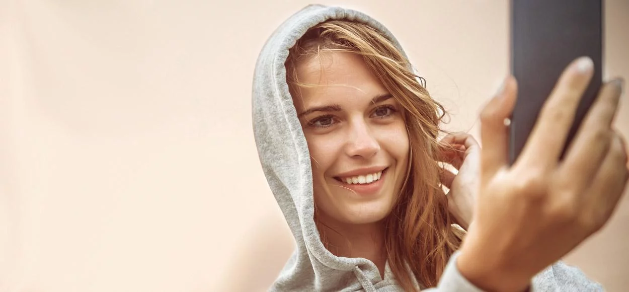 meisje maakt een selfie