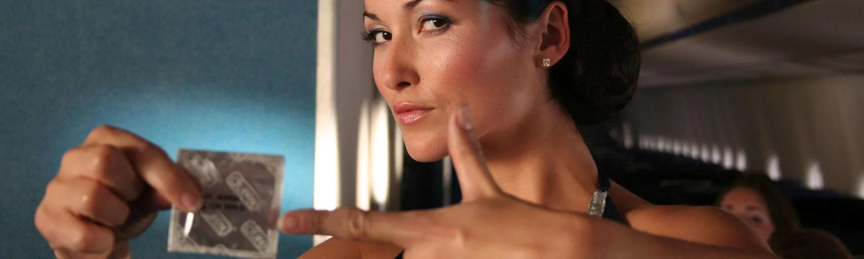 vrouw toont een condoom