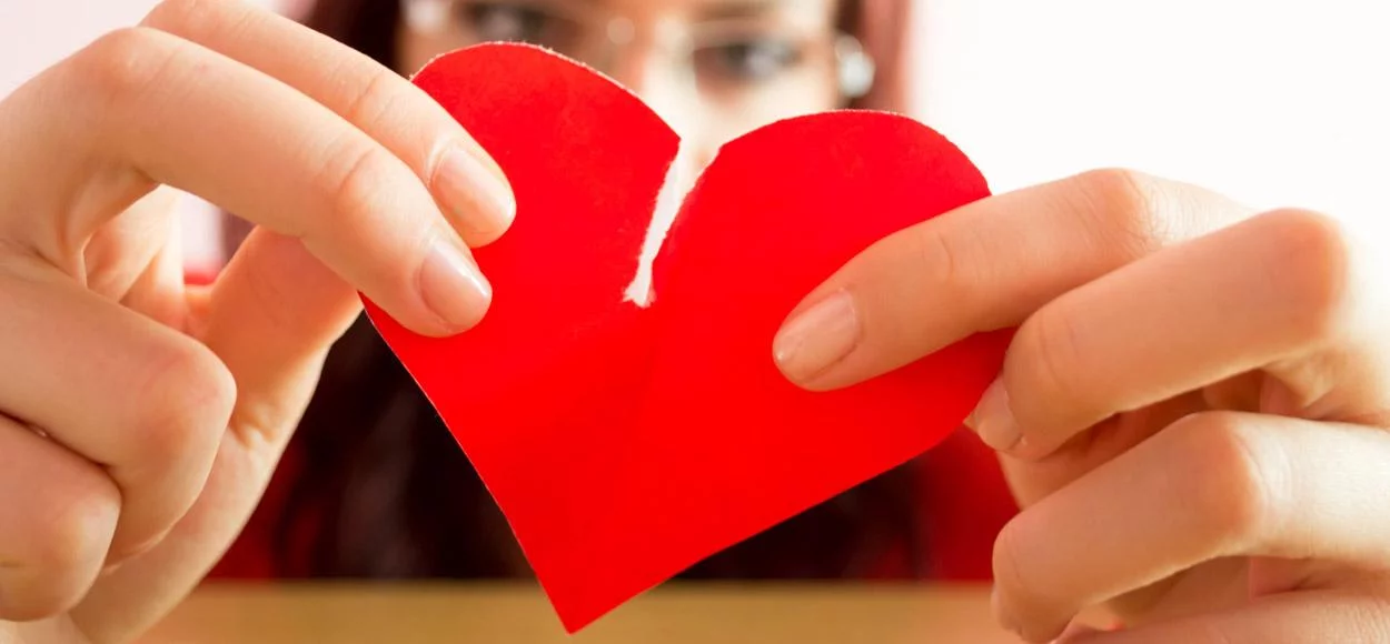 meisje verscheurt een hart