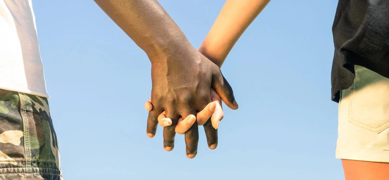 2 personen hand in hand