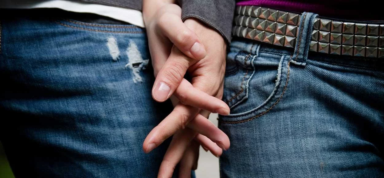 2 personen hand in hand