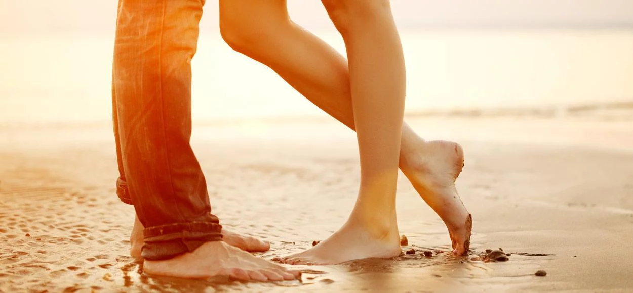 Zoenend stel op het strand