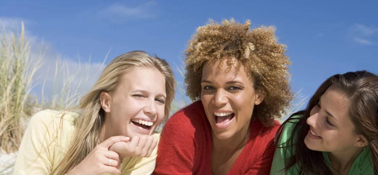 groep meisjes in de duinen