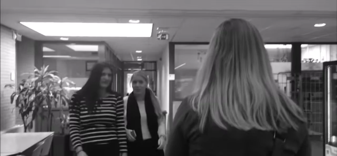 groep jongeren op school