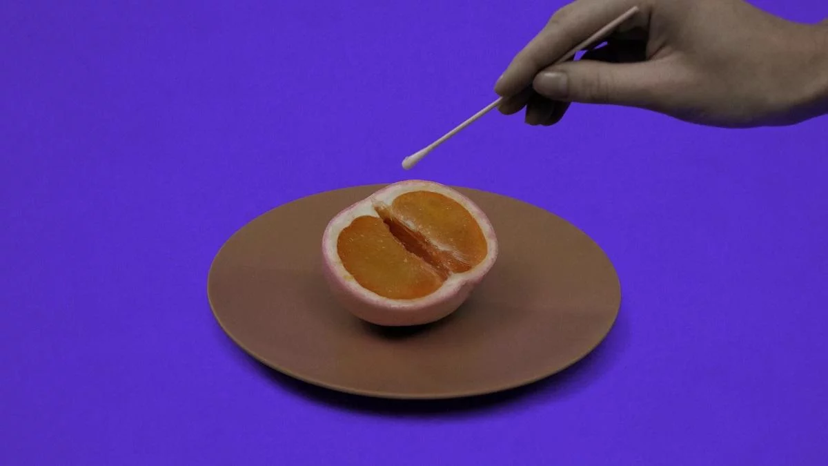 foto van een grapefruit en een wattenstaafje