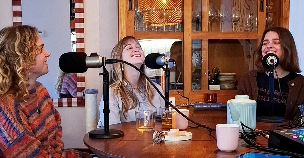 Twee personen tijdens een podcast opname
