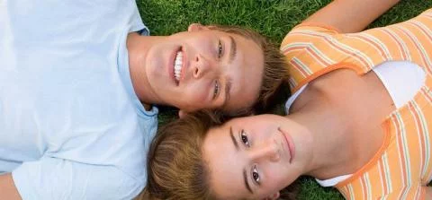 stelletje liggend in het gras