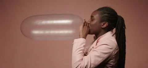 meisje blaast condoom op