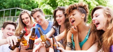 groep jongeren proost met bier