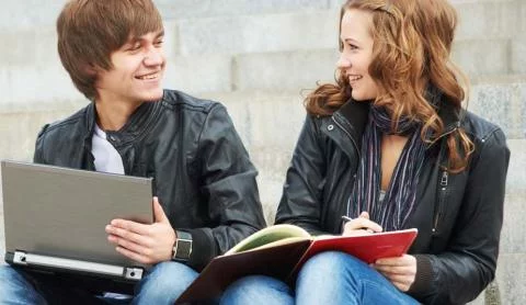 jongen en meisje met een laptop