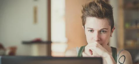 meisje kijkt op haar computerscherm