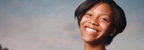 lachende jonge vrouw