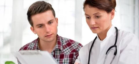 jongen bij de dokter