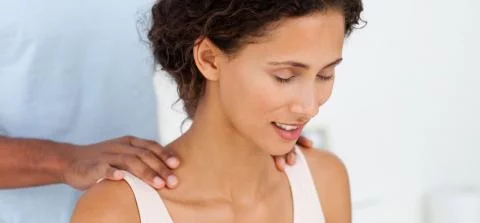 vrouw krijgt massage