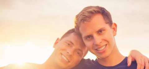 2 jongens omarmen elkaar