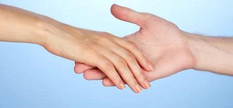 2 handen die elkaar vasthouden