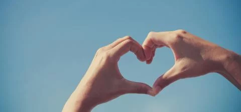 2 handen vormen een hartje