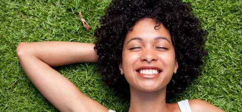 meisje liggend in het gras