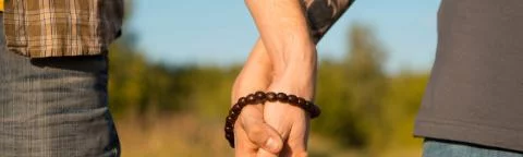 2 mensen hand in hand