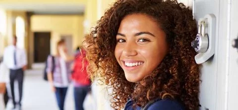 meisje voor een schoolkluisje