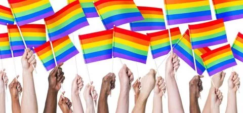 verzameling handen die een regenboogvlag zwaaien