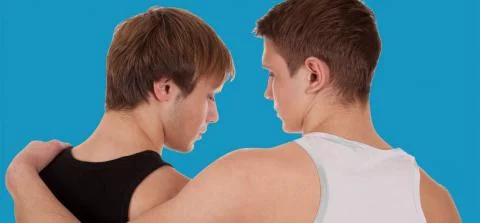 jongen slaat arm om andere jongen