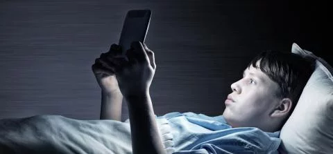 Jongen kijkt porno in bed