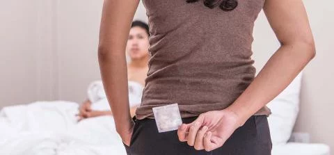 vrouw met condoom op haar rug