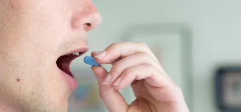 man slikt een PrEP-pil