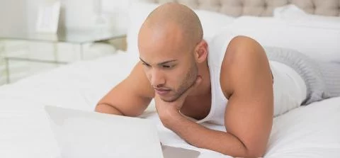 jongen kijkt op een laptop