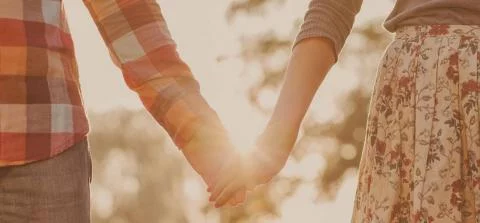 2 personen hand in hand