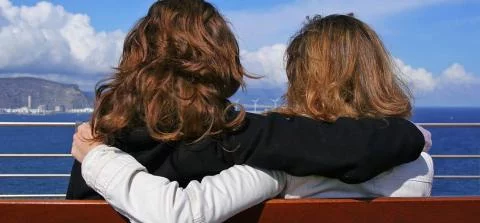 2 vrouwen omhelzen elkaar