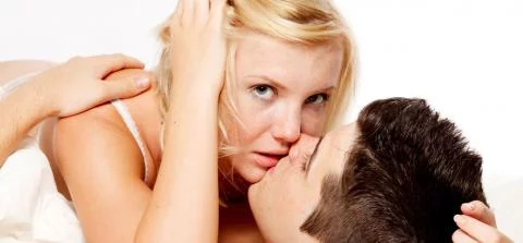 jongen en meisje in bed