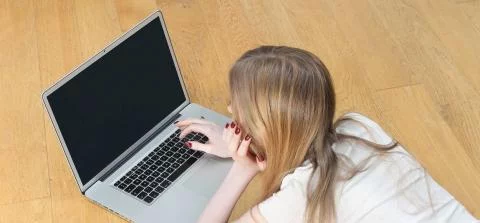 meisje kijkt op haar laptop