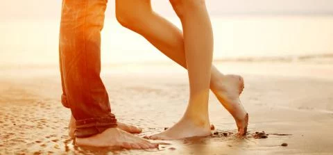 zoenend stel op het strand