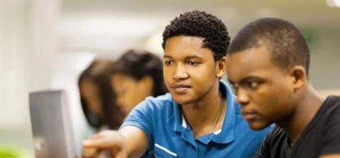 2 jongens kijken op een computerscherm