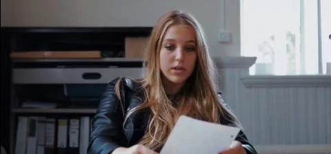 meisjes kijkt op een vel papier