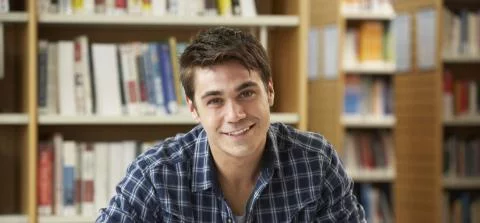 jongen in een bibliotheek