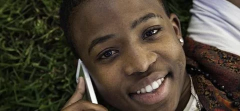 jongen met een telefoon