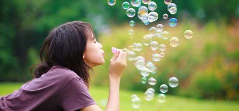 meisje blaast bubbels