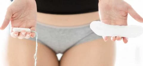 meisje houdt tampon en maandverband op