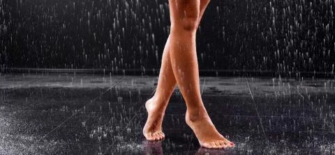 2 benen onder de douche