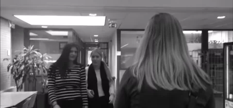 groep jongeren op school