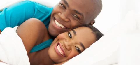 foto van een stel in bed